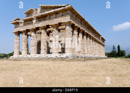 Paestum. La Campanie. L'Italie. Vue de l'arrière et du côté sud du Temple de Poséidon (de Neptune). Banque D'Images