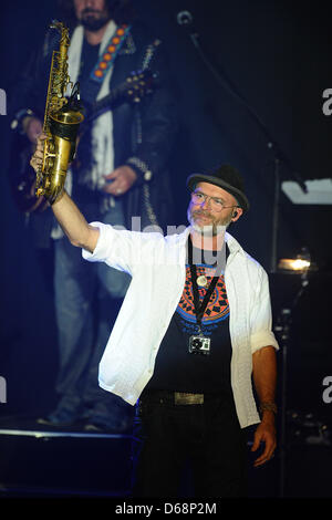 Le saxophoniste Todd Cooper joue sur la scène au cours de l'Alan Parsons Project Live tour 2012 au Circus Krone à Munich, Allemagne, 19 juillet 2012. Photo : Revierfoto Banque D'Images