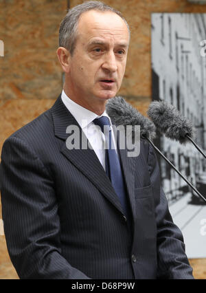 Ancien ambassadeur de Pologne à l'Allemagne Janusz Reiter donne un discours à l'occasion d'un événement commémoratif pour marquer le 68e anniversaire de la tentative d'assassinat de 1944 Adolf Hitler, au Bendlerblock à Berlin, Allemagne, 20 juillet 2012. Le Bendlerblock sert de quartier général à la Wehrmacht d'agents chargés de la parcelle 20 juillet contre Adolf Hitler. Photo : WOLFGANG KUMM Banque D'Images