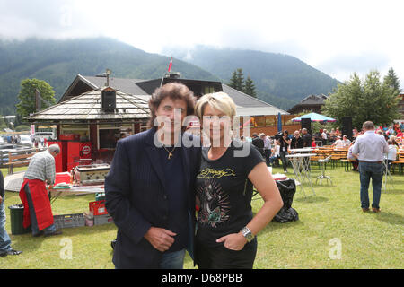 Malolepski allemand Olaf chanteurs et Claudia Jung posent un jour avant le concert en plein air d'été 'Wenn die Musi spielt" (quand la musique joue) à Bad Kleinkirchheim, Allemagne, 20 juillet 2012. Photo : Bodo Schackow Banque D'Images