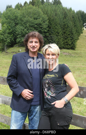 Malolepski allemand Olaf chanteurs et Claudia Jung posent un jour avant le concert en plein air d'été 'Wenn die Musi spielt" (quand la musique joue) à Bad Kleinkirchheim, Allemagne, 20 juillet 2012. Photo : Bodo Schackow Banque D'Images