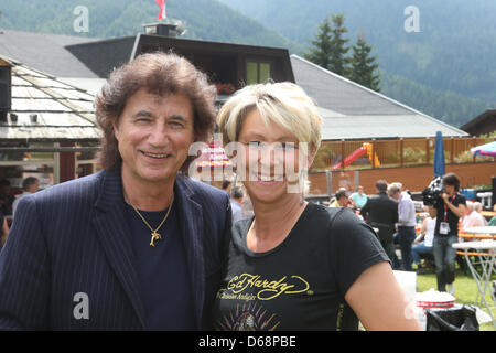 Malolepski allemand Olaf chanteurs et Claudia Jung posent un jour avant le concert en plein air d'été 'Wenn die Musi spielt" (quand la musique joue) à Bad Kleinkirchheim, Allemagne, 20 juillet 2012. Photo : Bodo Schackow Banque D'Images