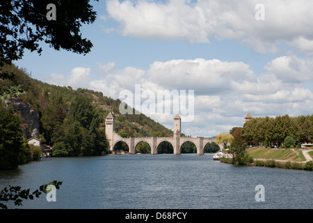 Pont Valentré sur le Lot à Cahors, au sud-ouest de la France Banque D'Images