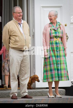 Prince consort Henrik, la reine Margrethe et teckel Helike assister à la session annuelle de photographie à Grasten Palace à Grasten, Danemark, 20 juillet 2012. Photo : Patrick van Katwijk Pays-bas OUT Banque D'Images