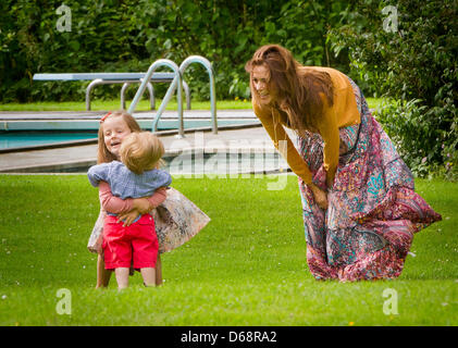 La princesse Mary (R), la princesse Isabelle et le Prince Vincent (C) assister à la session annuelle de photographie à Grasten Palace à Grasten, Danemark, 20 juillet 2012. Photo : Patrick van Katwijk Pays-bas OUT Banque D'Images