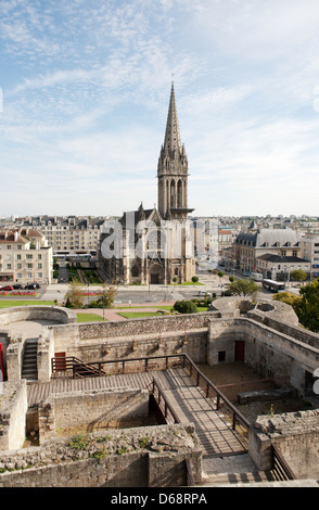 L'église de Saint-Pierre, l'église catholique romaine, Place Saint Pierre, Caen, Normandie, nord de la France. Vue du château de Caen. Banque D'Images