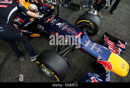 Repousser la mécanique des voitures de course de Formule 1 Allemand de Sebastian Vettel (Red Bull au cours de la troisième session d'essais au champ de courses d'Hockenheim à Hockenheim, Allemagne, 21 juillet 2012. Le Grand Prix de Formule 1 d'Allemagne aura lieu le 22 juillet 2012. Photo : Jens Buettner dpa  + + +(c) afp - Bildfunk + + + Banque D'Images