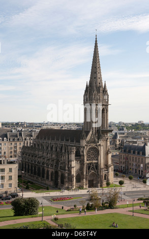 L'église de Saint-Pierre, l'église catholique romaine, Place Saint Pierre, Caen, Normandie, nord de la France. Vue du château de Caen. Banque D'Images