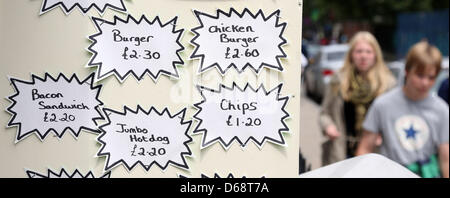 Hamburgers, sandwichs, hot-dogs et frites sont vendues dans un stand à Londres, Grande-Bretagne, 21 juillet 2012. Les Jeux Olympiques de Londres en 2012 va commencer le 27 juillet 2012. Photo : Friso Gentsch dpa Banque D'Images