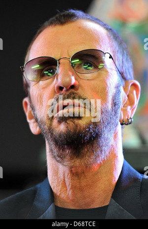 Ringo Starr dévoile sa réplique unique 'canon' kted statue d'inviter d'autres musiciens à se joindre à la non-violence Banque D'Images