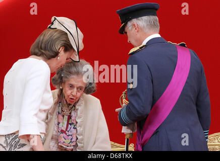 La Princesse Mathilde de Belgique (L) parle à la Reine Fabiola comme elle et son mari le prince Philippe assister à la parade militaire à l'occasion de la Fête Nationale belge, à Bruxelles, Belgique, 21 juillet 2012. La date du 21 juillet marque le jour où le Roi Léopold I de Saxe-Cobourg-Saalfeld a prêté serment en tant que premier Roi des Belges en 1831. Photo : Albert Nieboer / Pays-Bas PRE OUT Banque D'Images