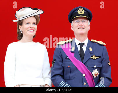 La Princesse Mathilde de Belgique et son mari le prince Philippe assister à la parade militaire à l'occasion de la Fête Nationale belge, à Bruxelles, Belgique, 21 juillet 2012. La date du 21 juillet marque le jour où le Roi Léopold I de Saxe-Cobourg-Saalfeld a prêté serment en tant que premier Roi des Belges en 1831. Photo : Albert Nieboer / Pays-Bas PRE OUT Banque D'Images