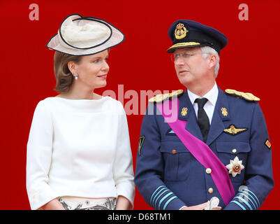 La Princesse Mathilde de Belgique et son mari le prince Philippe assister à la parade militaire à l'occasion de la Fête Nationale belge, à Bruxelles, Belgique, 21 juillet 2012. La date du 21 juillet marque le jour où le Roi Léopold I de Saxe-Cobourg-Saalfeld a prêté serment en tant que premier Roi des Belges en 1831. Photo : Albert Nieboer / Pays-Bas PRE OUT Banque D'Images