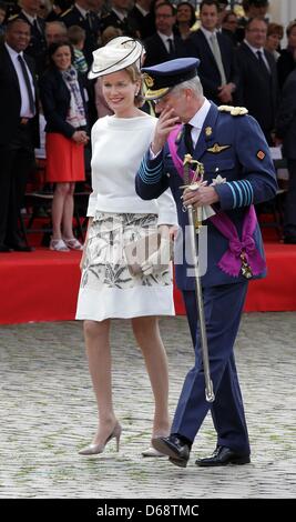 La Princesse Mathilde de Belgique et son mari le prince Philippe arrivent pour le défilé militaire à l'occasion de la Fête Nationale belge, à Bruxelles, Belgique, 21 juillet 2012. La date du 21 juillet marque le jour où le Roi Léopold I de Saxe-Cobourg-Saalfeld a prêté serment en tant que premier Roi des Belges en 1831. Photo : Albert Nieboer / Pays-Bas PRE OUT Banque D'Images