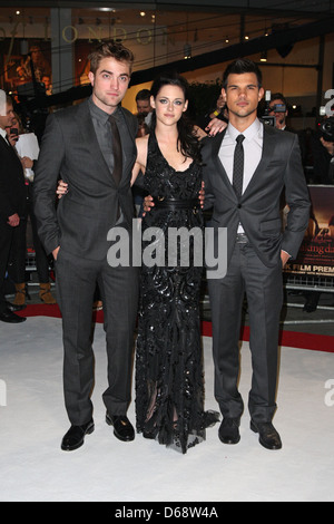 Robert Pattinson, Taylor Lautner, Kristen Stewart La Saga Twilight : Breaking Dawn : Partie 1 film premiere, tenue à Westfield - Banque D'Images