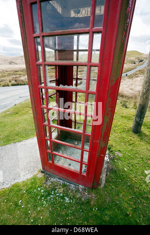 Vandalisme à distance K6 téléphone rouge près de kiosque, Tregarron Powys, Pays de Galles Banque D'Images