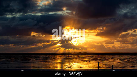 Le soleil se couche sur la mer des wadden à Norddeich, Allemagne, 22 juillet 2012. Les météorologues prévoient des températures plus élevées et plus de soleil pour les prochains jours. Photo : Sven Hoppe Banque D'Images