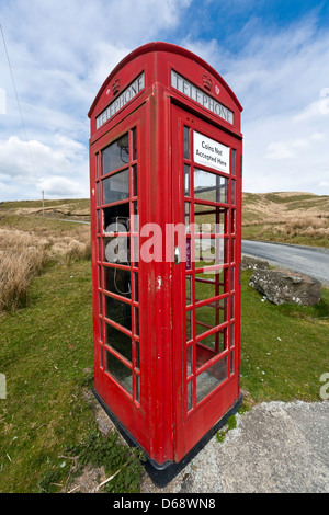 Vandalisme à distance K6 téléphone rouge près de kiosque, Tregarron Powys, Pays de Galles Banque D'Images