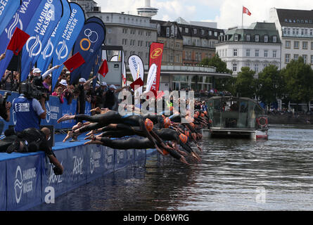 Les participants à la women's Dextro Energy triathlon ITU World Championship race sauter dans le lac Inner Alster à Hambourg, Allemagne, 22 juillet 2012. Photo : CHRISTIAN CHARISIUS Banque D'Images