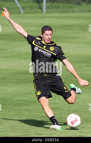 Joueur de football Bundesliga club Borussia Dortmund Robert Lewandowski prend part à une session de formation à Bad Ragaz, Suisse, 22 juillet 2012. Borussia Dortmund est en ce moment à un camp d'entraînement en Bad Ragaz pour se préparer à la Bundesliga saison 2012-2013. Photo : Karl Josef OPIM Banque D'Images