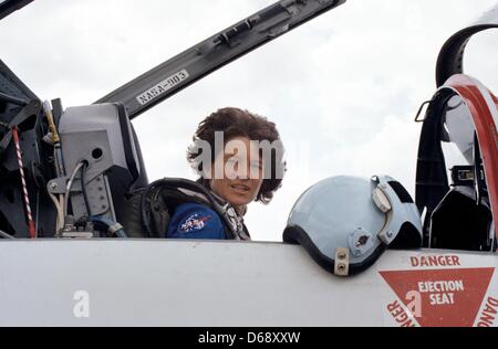 L'astronaute Sally K. Ride, spécialiste de mission STS-7, prend un dernier regard sur la formation familiers environs avant de décoller dans un avion à réaction T-38 de la NASA, à Houston, USA, 15 juin 1983. Sa destination est la Floride et le Centre spatial Kennedy (KSC). Après quelques jours de préparation au KSC, Dr Ride et quatre autres seront les premiers astronautes NASA cinq membres d'équipage à voler en sp Banque D'Images