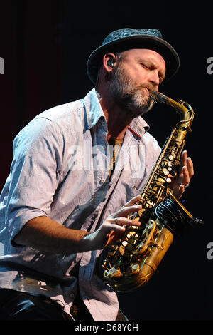 Saxophon player Todd Cooper réalise au cours d'une l'Alan Parsons Project live concert au Théâtre du Colisée à Essen, Allemagne, 20 juillet 2012. Photo : Revierfoto Banque D'Images