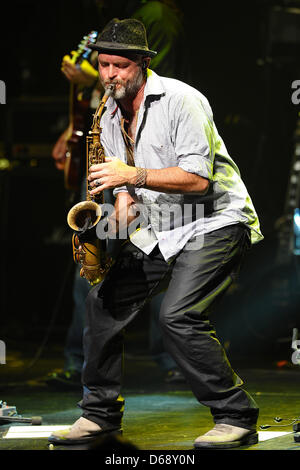 Saxophon player Todd Cooper réalise au cours d'une l'Alan Parsons Project live concert au Théâtre du Colisée à Essen, Allemagne, 20 juillet 2012. Photo : Revierfoto Banque D'Images