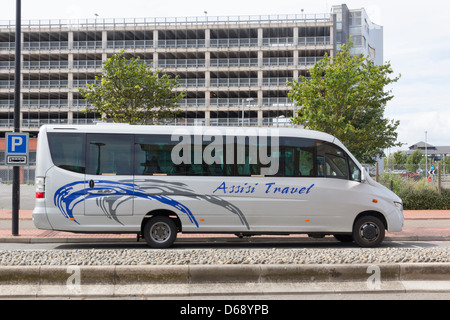 Une Mercedes-Benz minibus exploités par assise Billet de Salisbury. Stationné dans la baie de Cardiff Pierhead Street. Banque D'Images