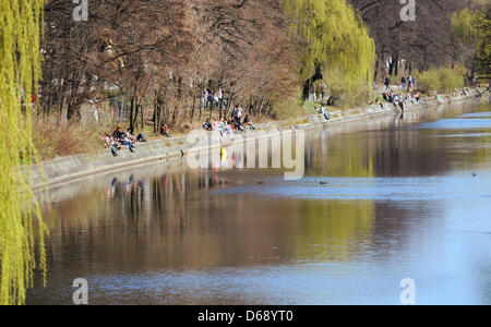 (Dossier) une archive photo datée du 23 mars 2012 présente le canal Landwehr de Paul-Linke-Ufer de Berlin, Allemagne. Photo : Britta Pedersen Banque D'Images