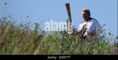 Ancien joueur de tennis allemand Boris Becker s'exécute avec la torche olympique à Londres, Grande-Bretagne, le 24 juillet 2012. Les Jeux Olympiques de Londres en 2012 va commencer le 27 juillet 2012. Photo : Friso Gentsch  + + +(c) afp - Bildfunk + + + Banque D'Images