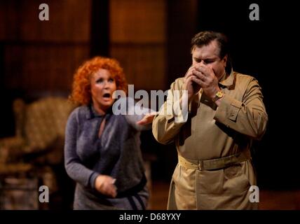 Document - un document photo par Bayreuther Festspiele montre Irene Theorin comme Isolde et Robert Dean Smith comme Tristan au cours de la répétition générale de Bayreuth, Allemagne, 2012. La production de l'opéra Tristan et Isolde de Wagner sera présentée au Festival de Bayreuth le 26 juillet 2012. Photo : BAYREUTHER FESTSPIELE/ENRICO NAWRATH Banque D'Images