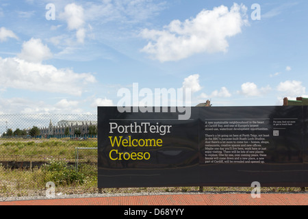 Un signe de bienvenue et d'information de l'affichage sur le partenariat de régénération d'Igloo, soit le site d'Teigr Porth, la baie de Cardiff. Banque D'Images