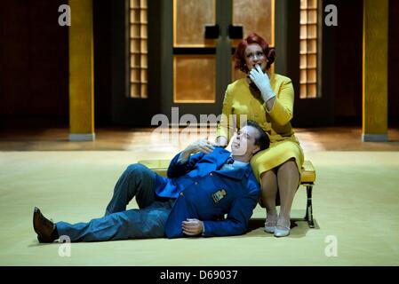 Document - un document photo par Bayreuther Festspiele montre Irene Theorin comme Isolde et Robert Dean Smith comme Tristan au cours de la répétition générale de Bayreuth, Allemagne, 2012. La production de l'opéra Tristan et Isolde de Wagner sera présentée au Festival de Bayreuth le 26 juillet 2012. Photo : BAYREUTHER FESTSPIELE/ENRICO NAWRATH Banque D'Images