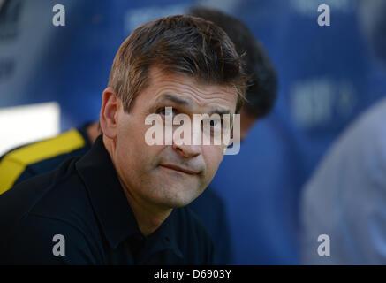 L'entraîneur-chef Barcelons Tito Vilanova est représenté au cours de la test-match de football entre le Hamburger SV et le FC Barcelone à l'Imtech Arena de Hambourg, Allemagne, le 24 juillet 2012. Photo : Marcus Brandt Banque D'Images