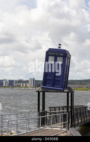 TARDIS, une machine capable de voyager dans le temps et l'espace, sur l'affichage à l'extérieur du médecin qui l'expérience à la baie de Cardiff. Banque D'Images