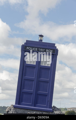 TARDIS, une machine capable de voyager dans le temps et l'espace, sur l'affichage à l'extérieur du médecin qui l'expérience à la baie de Cardiff. Banque D'Images