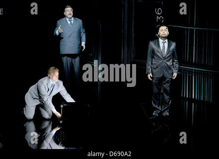 Document - Un document sans date photo par Bayreuther Festspiele montre Benjamin Bruns comme timonier, Franz-Josef Selig que Daland et Samuel Youn comme Dutchman pendant la répétition générale de Bayreuth, Allemagne. Wagner's 'Le hollandais volant' Opera est ouvert le Festival de Bayreuth 2012 Le 25 juillet 2012. Photo : ENRICO NAWRATH Banque D'Images