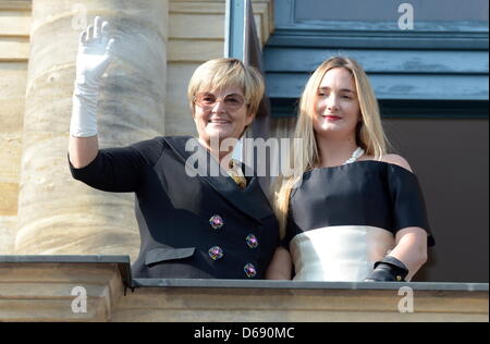 La Princesse Gloria von Thurn und Taxis et sa fille Elisabeth arrive à l'ouverture de Festival de Bayreuth 2012 à Bayreuth, Allemagne, 25 juillet 2012. Le festival d'un mois est le plus prestigieux événement de la culture. Photo : David Ebener dpa/lby Banque D'Images