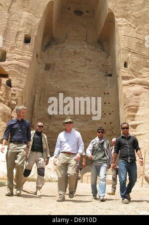 Document - un document photo par la Bundeswehr montre le ministre allemand de la Défense Thomas de Maizière (C) visiter le monde célèbre les statues de Bouddha, qui ont été détruites par les talibans, dans la province de Bamyan, Afghanistan, le 26 juillet 2012. Photo : JULIAN REICHELT Banque D'Images