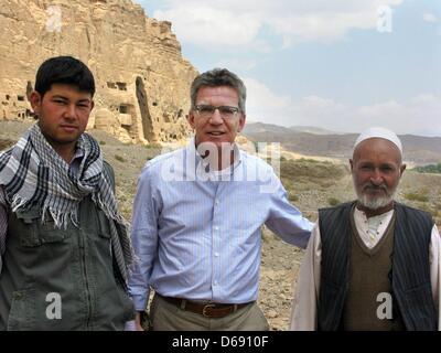 Document - un document photo par la Bundeswehr montre le ministre allemand de la Défense Thomas de Maizière (C) visiter le monde célèbre les statues de Bouddha, qui ont été détruites par les talibans, dans la province de Bamyan, Afghanistan, le 26 juillet 2012. Photo : JULIAN REICHELT Banque D'Images