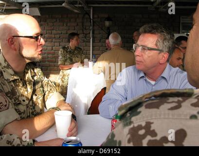 Document - un document photo par la Bundeswehr montre le ministre allemand de la Défense Thomas de Maizière (R) parler aux soldats allemands au quartier général de la FIAS à Kaboul, Afghanistan, le 26 juillet 2012. Maizière avait déjà payé la première visite d'un ministre allemand de la Défense pour les soldats allemands dans le bastion Taliban de Kandahar. Photo : JULIAN REICHELT Banque D'Images