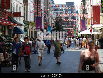 Les touristes à pied dans les rues de Chinatown à Londres, Grande-Bretagne, 26 juillet 2012. Les Jeux Olympiques de Londres en 2012 va commencer le 27 juillet 2012. Photo : Christian Charisius dpa Banque D'Images