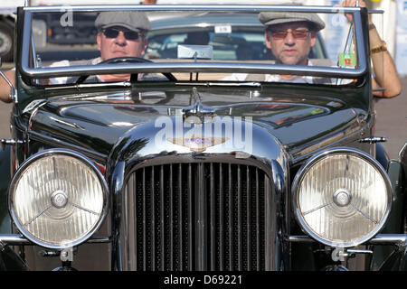 Le conducteur d'une Lagonda LS45 à partir de 1937 se prépare pour le début de la 2e Rallye ADAC AVUS Classic à la place de parking de l'autoroute AVUS de Berlin, Allemagne, 27 juillet 2012. Au total, 123 anciens rares prendre part dans les 450 km de course. Photo : WOLFGANG KUMM Banque D'Images