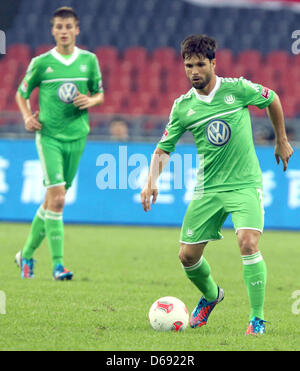 De Wolfsburg Diego (C) passe le ballon pendant le test match de la Bundesliga allemande clubs de football du VfL Wolfsburg vs FC Bayern Munich à Guangzhou, Chine, le 26 juillet 2012. Photo : Roland Hermstein Banque D'Images