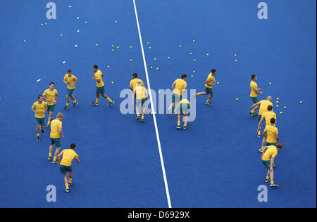 Les joueurs de l'équipe de hockey australienne réchauffer avant un test match à Riverside Arena au les Jeux Olympiques de 2012 à Londres, Londres, Grande-Bretagne, 27. Juillet 2012. Photo : Christian Charisius dpa  + + +(c) afp - Bildfunk + + + Banque D'Images