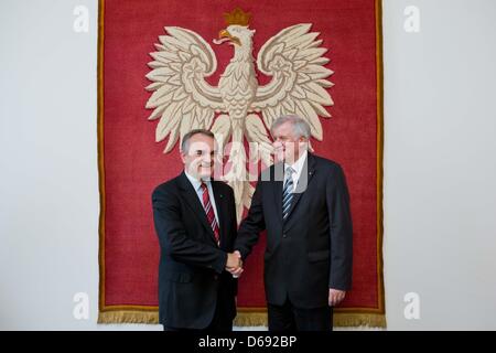 Le ministre polonais de l'Économie et vice-premier ministre Waldemar Pawlak (L) accueille le Premier Ministre de la Bavière, Horst Seehofer (CSU) à Varsovie, Pologne, 27 juillet 2012. Seehofer en hs rôle en tant que président par intérim du Bundesrat (Conseil fédéral de l'Allemagne) est sur une visite de deux jours en Pologne pour les pourparlers politiques. Photo : Daniel Karmann Banque D'Images