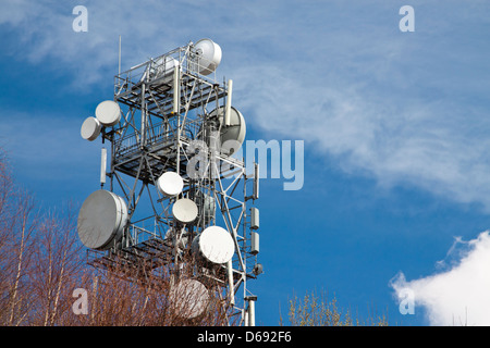 Treillis en acier de la tour de l'antenne contre ciel bleu profond Banque D'Images