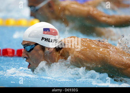 Michael Phelps des États-Unis d'Amérique (USA) est en compétition dans l'épreuve du 400m quatre nages individuel (IM) réchauffe au cours de la compétition de natation qui a eu lieu au Centre aquatique pendant les Jeux Olympiques de Londres en 2012 à Londres, Angleterre, 28 juillet 2012. Photo : Michael Kappeler afp Banque D'Images