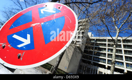 Un signe pas de parking se trouve à l'extérieur du tribunal régional supérieur de Munich, Allemagne, 15 avril 2013. Le tribunal régional supérieur de Munich a reporté le début de l'USN procès du 17 avril jusqu'au 06 mai. Photo : MARC MUELLER Banque D'Images