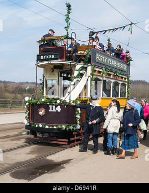 Conducteur de tramway à diriger les passagers Beamish Museum North East England UK Banque D'Images